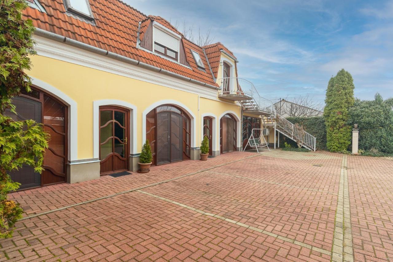 Delanta Panzio Bed & Breakfast Pecs Exterior photo